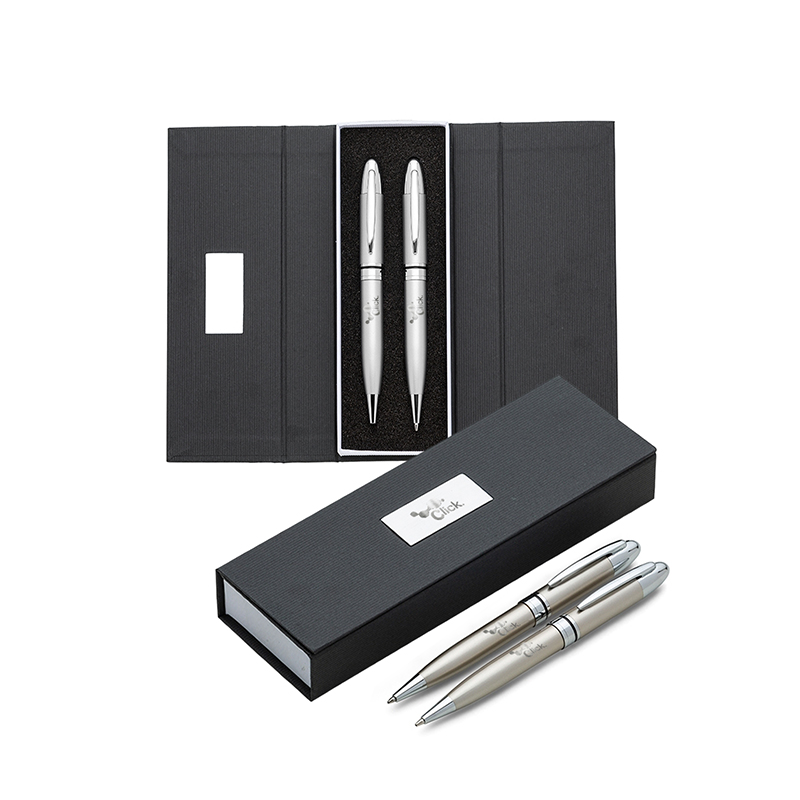 Conjunto caneta e lapiseira em estojo de cartonagem com placa central para personalização. Clip metal e anel central possui: anel fino prata, anel preto fino e um anel maior prata com relevo e acionam por giro. Estojo revestida com espuma na parte interna.
Largura : 6,5 cm
Comprimento : 18 cm
Medidas aproximadas para gravação (CxL): Caneta/Lapiseira 3,7 cm x 1,2 cm – Estojo 4,1 cm x 1,6 cm
Tamanho total aproximado (CxL): Caneta/Lapiseira 14 cm x 1,6 cm